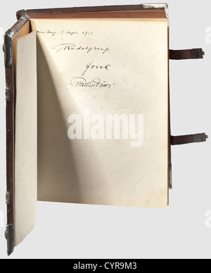 Livre d'or de la Landesführerschule IV Ost,Hirschberg,Bohemian Mountains 1933 - 1944 couverture en cuir brun foncé avec garnitures argentées, tachées, l'emblème national de l'aigle a été retiré. Quelques entrées et autographes très intéressants parmi ceux de Rudolf Heß,Wilhelm Frick,Richard Walther Darré,Helmuth Brückner(Gauleiter de Silesia jusqu'en 1934),Robert Ley et son adjudant Heinrich Simon,Fritz Bracht(représentant Gauleiter de Silesia 1935 - 1941)1936 à l'occasion des Jeux Olympiques d'hiver, Viktor Himmler, non disponible Banque D'Images