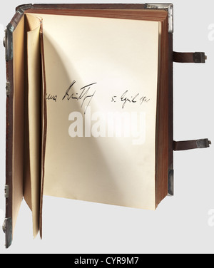 Livre d'or de la Landesführerschule IV Ost,Hirschberg,Bohemian Mountains 1933 - 1944 couverture en cuir brun foncé avec garnitures argentées, tachées, l'emblème national de l'aigle a été retiré. Quelques entrées et autographes très intéressants parmi ceux de Rudolf Heß,Wilhelm Frick,Richard Walther Darré,Helmuth Brückner(Gauleiter de Silesia jusqu'en 1934),Robert Ley et son adjudant Heinrich Simon,Fritz Bracht(représentant Gauleiter de Silesia 1935 - 1941)1936 à l'occasion des Jeux Olympiques d'hiver, Viktor Himmler, non disponible Banque D'Images