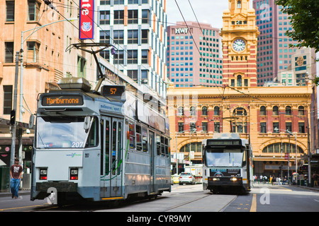 Tramway sur Elizabeth Street à Melbourne avec la gare de Flinders Street dans l'arrière-plan. Banque D'Images