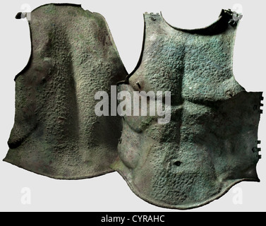 Un grec musclé cuirass et de longs greaves, 5e/4e siècle B.C.Bronze.la poitrine en forme naturelle en détail, avec des mamelons intégrés, le nombril en relief, et le cou et les bras avec des découpes à bords à bride, le bord inférieur épaissi.charnières de tube et des anneaux de fixation sur les épaules et les côtés.hauteur 49.5 cm.le dos a travaillé en suite, mais un peu plus simple.hauteur 50.5 cm.greaves longs Détails anatomiques nettement prononcés, ligne de tibia articulée et trous de doublure environnants.longueurs 44 cm et 45 cm.condition originale telle que trouvée.Patina vert bleuâtre général.T,droits supplémentaires-Clearences-non disponible Banque D'Images