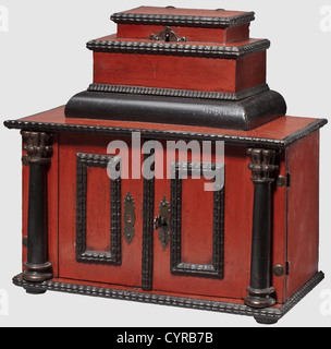 Une armoire miniature sud-allemande avec une boîte à musique, 1ere moitié du 17ème siècle boîtier rectangulaire en noyer peint en rouge et noir, richement taillé avec moulure ondulée, et avec deux demi-colonnes sur les côtés.partie supérieure multi-étagée avec un couvercle verrouillable à charnière.deux portes verrouillables devant avec quatre tiroirs et un autre verrouillable Porte derrière eux.clé originale.UNE boîte à musique de type cylindre du XIXe siècle a été installée à l'intérieur, qui commence à jouer quand le couvercle supérieur est ouvert.Dimensions 29.5 x 30 x 16 cm.illustré dans: Georg Himmelheber,grosse Wunder - Klein,droits-supplémentaires-Clearences-non disponible Banque D'Images