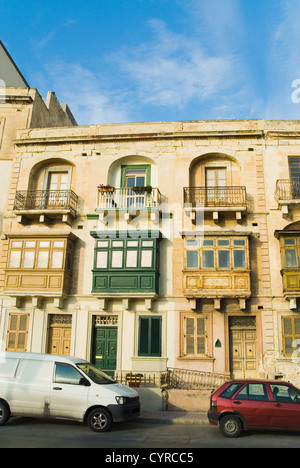 Voitures garées à l'avant d'un bâtiment, La Valette, Malte Banque D'Images