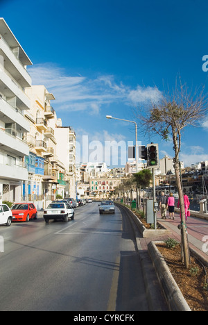 Voitures sur la route dans une ville, Malte Banque D'Images