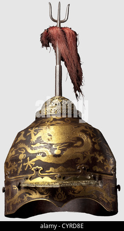 Casque chinois à l'or pour un membre de la famille impériale, dynastie Qing, crâne en fer d'une pièce du XVIIIe siècle avec deux crêtes environnantes et un bord inférieur riveté. L'extérieur est orné d'une frise de cinq dragons à l'or, leurs pieds avec cinq griffes. Riveté ornementale percé, sommet de la couronne de laiton doré. Six rivets pour le cou manquant Le bord arrière.le fer détachable trident finial vieux, mais probablement pas associé.hauteur sans finial 28.5 cm.extrêmement rare, magnifiquement préservé casque.comme la représentation de cinq-clawed dr, droits supplémentaires-Clearences-pas disponible Banque D'Images