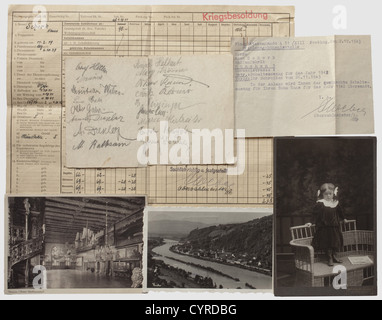 Adam Schork - UNE carte de vœux signée des années 1920, carte pré-imprimée (déchirée au milieu)'Herzlichen Glückwunsch zum neuen Jahre'(bonne année), au dos 17 signatures au crayon, y compris Adolf Hitler, Emil Maurice, Christian Weber, Otto und Karolina Gahr, Jenny Haug, Anna Drexler. Aussi une photographie de 1909 de la fille de Schork avec un dévouement au verso, six cartes postales à Schork des années 1916 à 1941, une lettre de Munich 1932, lettre de la 2.Gen.komp.Gren.ERS.BTL. 21 concernant l'emplacement de son SO,droits additionnels-Clearences-non disponibles Banque D'Images