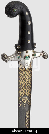 Un Kilij de présentation ottomane avec des diamants et des émeraudes, Sultan Mahmud II(r. 1808-1839)lame de la plus belle wootz-Damas foncé, coupé à l'arrière, et avec un double-point élargi.les deux côtés de la forte coupé avec des motifs géométriques en forme d'arabesque sur un fond doré.trois cartouilles de chaque côté le long de la colonne de la lame avec des touches dorées Décoration en forme de rouleau et inscription coranique sur le côté opposé. La croix argentée porte douze roses en diamant en or et trois émeraudes coupées en cabachon. La poignée de jade noir indien est incrustée. Droits supplémentaires - Clearences - non disponible Banque D'Images