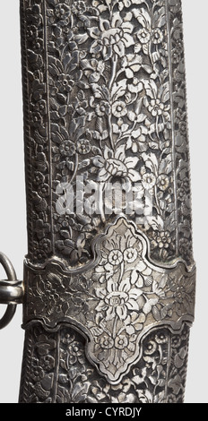 Un Kilij de présentation ottomane avec des diamants et des émeraudes, Sultan Mahmud II(r. 1808-1839)lame de la plus belle wootz-Damas foncé, coupé à l'arrière, et avec un double-point élargi.les deux côtés de la forte coupé avec des motifs géométriques en forme d'arabesque sur un fond doré.trois cartouilles de chaque côté le long de la colonne de la lame avec des touches dorées Décoration en forme de rouleau et inscription coranique sur le côté opposé. La croix argentée porte douze roses en diamant en or et trois émeraudes coupées en cabachon. La poignée de jade noir indien est incrustée. Droits supplémentaires - Clearences - non disponible Banque D'Images