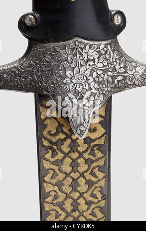 Un Kilij de présentation ottomane avec des diamants et des émeraudes, Sultan Mahmud II(r. 1808-1839)lame de la plus belle wootz-Damas foncé, coupé à l'arrière, et avec un double-point élargi.les deux côtés de la forte coupé avec des motifs géométriques en forme d'arabesque sur un fond doré.trois cartouilles de chaque côté le long de la colonne de la lame avec des touches dorées Décoration en forme de rouleau et inscription coranique sur le côté opposé. La croix argentée porte douze roses en diamant en or et trois émeraudes coupées en cabachon. La poignée de jade noir indien est incrustée. Droits supplémentaires - Clearences - non disponible Banque D'Images