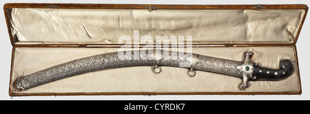 Un Kilij de présentation ottomane avec des diamants et des émeraudes, Sultan Mahmud II(r. 1808-1839)lame de la plus belle wootz-Damas foncé, coupé à l'arrière, et avec un double-point élargi.les deux côtés de la forte coupé avec des motifs géométriques en forme d'arabesque sur un fond doré.trois cartouilles de chaque côté le long de la colonne de la lame avec des touches dorées Décoration en forme de rouleau et inscription coranique sur le côté opposé. La croix argentée porte douze roses en diamant en or et trois émeraudes coupées en cabachon. La poignée de jade noir indien est incrustée. Droits supplémentaires - Clearences - non disponible Banque D'Images