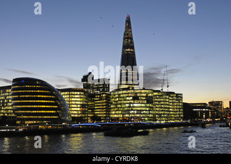 Le Shard vu de l'ensemble de la Tamise à Londres Angleterre nuit Banque D'Images