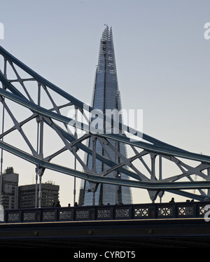 Le Shard vue de Tower Bridge London England Banque D'Images