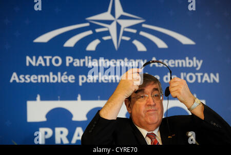 Président de l'Assemblée parlementaire de l'OTAN Karl Lamers (photo) est vu lors d'une conférence de presse à la session annuelle de l'Assemblée parlementaire de l'OTAN à Prague, en République tchèque, le 9 novembre 2012. (Photo/CTK Michal Kamaryt) Banque D'Images