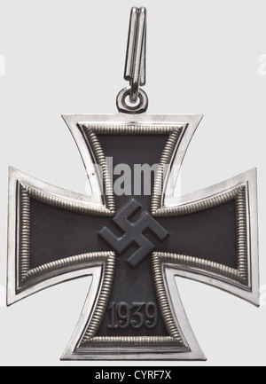 Karl Friedrich Merten, une croix de chevalier à la croix de fer 1939, y compris la citation de prix et le dossier en cuir pour le 13 juin 1942 la croix de chevalier en état exceptionnel avec cadre en argent estampé '800' et un noyau en fer noirci, 49.1 x 48.8 mm. L'anneau de suspension argenté est estampillé « 800 » et « 65 » pour Klein & Quenzer, Idar-Oberstein. Poids total 31.21 g. Avec une section de ruban non personnalisé de 74 cm dans la mallette d'origine. Le couvercle s historique,historique,années 1930,20e siècle,marine,forces navales,militaire,militaria,branche de service,branches de serv,droits additionnels-Clearences-non disponible Banque D'Images