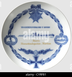 Karl-Friedrich Merten - une plaque d'honneur Meissen, de l'Association des traditions de U-boat sur son prix de la Croix de Chevalier le 13 juin 1942 porcelaine blanche émaillée avec une décoration bleue.au centre, représentation d'un U-boat au-dessus d'un nom jaune-or 'Herrn Korvettenkapitän Merten', entouré d'une couronne de Laurier avec l'inscription Pour-le-mérite, sur le dessus de la guerre du bateau U. Badges 1918 et 1939 sur les côtés, et une croix de chevalier avec des feuilles de chêne en bas.Meissen croix swords marque en bleu sous-glaçure, appuyez sur le numéro 'N11Z' et '159' à l'arrière.diamètre 25.5 ,droits-supplémentaires-Clearences-non disponible Banque D'Images