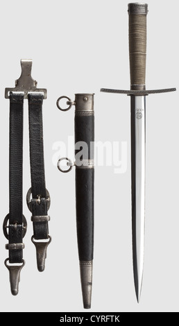 Un modèle 37 de la jeune dagger d'Hitler, avec suspension à lame polie, le côté opposé gravé avec la devise 'Blut und Ehre!' (sang et honneur!), et le reverse estampillé 'RZM' et 'M 7/36' pour Hörster Solingen, avec la croix plaquée argent et le pommel de fer, la poignée liée avec le fil. Barde de fer recouvert de cuir noir et de garnitures argentées. Partiellement terni. Longueur 34.5 cm. Suspension en cuir noir avec supports en métal plaqué argent. Très rare dagger,historique,historique,1930,1930,20th Century,throuning,thrustings,arme de main,armes de main,,droits additionnels-Clearences-non disponible Banque D'Images