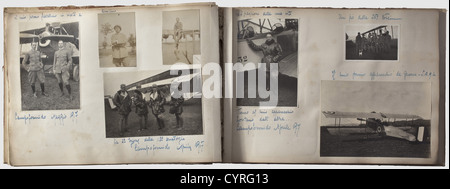 Un album photo pour le pilote italien Rino Fongez, première Guerre mondiale 205 photos dans divers formats. La liaison est séparée. La première partie de l'album (70 photos) montre Rino Fongez comme officier dans un bataillon de bicyclettes Bersaglieri en 1915/16 à Viscone, Villamosa del Friuli, Pinzano, Medea, Viscone, Vicenza et Brescia. La deuxième partie concerne sa formation de pilote et sa carrière ultérieure pendant la première Guerre mondiale: Formation à Campoformido, alors qu'il est en poste à San Pietro à Gu, et à Poianella, trophées d'avions allemands et autrichiens abattus, droits supplémentaires-Clearences-non disponible Banque D'Images