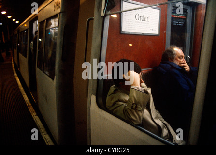 Grim fait face en 1990 train de tube sur le train de banlieue métro pendant l'heure à Bank Station, ville de Londres. Banque D'Images
