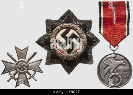 SS-Obergruppenführer Dr Ernst Kaltenbrunner,Blood Order,bague d'honneur de la ville de Vienne et autres décorations Médaille du 9 novembre 1923,l'appelé 'Blood Order',avec le numéro de récompense '4017'.second frappe,argent patiné,poinçonné '800'.poids vers 23 g.bague d'honneur de la ville de Vienne.Or,avec un manteau de ville émaillé et partiellement appliqué décoration laurel avec swastika.la surface intérieure avec une plaque gravée 'Ehrenring der Stadt Wien für Dr.Ernst Kaltenbrunner 30.1.1941', numéro estampé '11'.historique,historica,droits-supplémentaires-Clearences-non disponible Banque D'Images