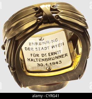 SS-Obergruppenführer Dr Ernst Kaltenbrunner,Blood Order,bague d'honneur de la ville de Vienne et autres décorations Médaille du 9 novembre 1923,l'appelé 'Blood Order',avec le numéro de récompense '4017'.second frappe,argent patiné,poinçonné '800'.poids vers 23 g.bague d'honneur de la ville de Vienne.Or,avec un manteau de ville émaillé et partiellement appliqué décoration laurel avec swastika.la surface intérieure avec une plaque gravée 'Ehrenring der Stadt Wien für Dr.Ernst Kaltenbrunner 30.1.1941', numéro estampé '11'.historique,historica,droits-supplémentaires-Clearences-non disponible Banque D'Images