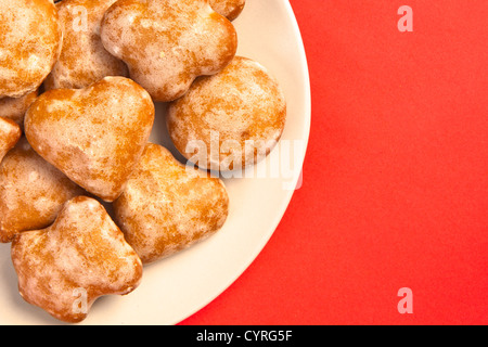 Polish ginger cookies sur une plaque sur fond rouge Banque D'Images