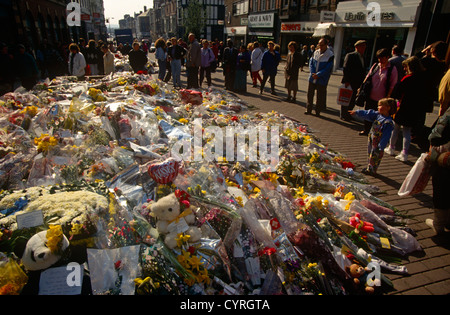 Les sections locales rendre hommage à un monticule de plus en plus d'un monument en mémoire de fleurs deux personnes tuées par une bombe de l'IRA à Warrington bombe. Banque D'Images