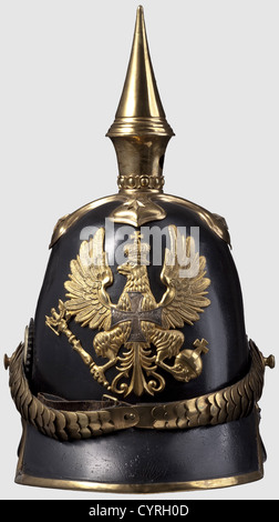 Un casque modèle 1842 pour les officiers de réserve, de la ligne prussienne d'infanterie crâne en cuir laqué noir, garnitures dorées, la plaque d'aigle chargée d'une croix de réserve argentée (un petit morceau du bras supérieur de la croix manquant). Écailles de Chine convexes, cocarde en cuir. Pointes à doublure verte/rouge, doublure en cuir. Toutes les pièces Original, très bien conservé dorure, la surface laquée retravaillée, les vis de la rosette non associées. Autrement magnifiquement conservé casque, historique,historique,19e siècle,Prusse,Prusse,Allemagne,militaria,militaire,objet,objets,stil,droits additionnels-Clearences-non disponible Banque D'Images