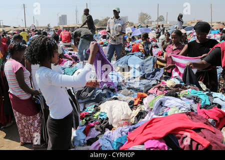 Old-Soweto marché vêtements de seconde main à Lusaka, Zambie. Banque D'Images