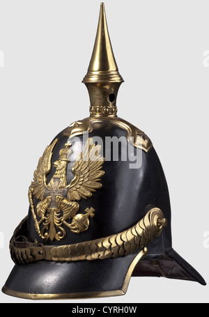 Un casque modèle 1842 pour les officiers de réserve, de la ligne prussienne d'infanterie crâne en cuir laqué noir, garnitures dorées, la plaque d'aigle chargée d'une croix de réserve argentée (un petit morceau du bras supérieur de la croix manquant). Écailles de Chine convexes, cocarde en cuir. Pointes à doublure verte/rouge, doublure en cuir. Toutes les pièces Original, très bien conservé dorure, la surface laquée retravaillée, les vis de la rosette non associées. Autrement magnifiquement conservé casque, historique,historique,19e siècle,Prusse,Prusse,Allemagne,militaria,militaire,objet,objets,stil,droits additionnels-Clearences-non disponible Banque D'Images