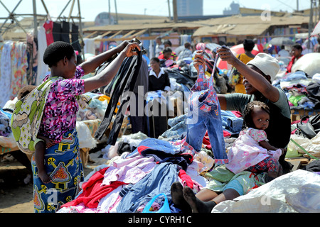 Old-Soweto marché vêtements de seconde main à Lusaka, Zambie. Banque D'Images