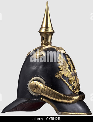 Un casque modèle 1842 pour les officiers de réserve, de la ligne prussienne d'infanterie crâne en cuir laqué noir, garnitures dorées, la plaque d'aigle chargée d'une croix de réserve argentée (un petit morceau du bras supérieur de la croix manquant). Écailles de Chine convexes, cocarde en cuir. Pointes à doublure verte/rouge, doublure en cuir. Toutes les pièces Original, très bien conservé dorure, la surface laquée retravaillée, les vis de la rosette non associées. Autrement magnifiquement conservé casque, historique,historique,19e siècle,Prusse,Prusse,Allemagne,militaria,militaire,objet,objets,stil,droits additionnels-Clearences-non disponible Banque D'Images