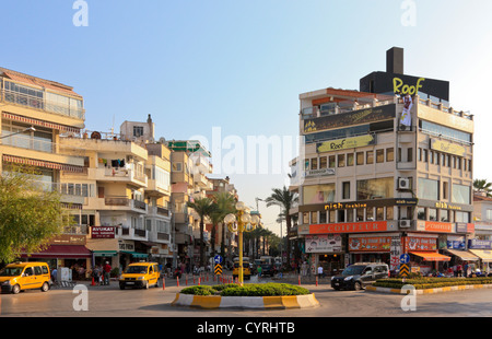 Un petit rond-point sur la route côtière principale de Kusadasi, Côte égéenne, Turquie Banque D'Images