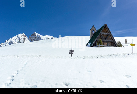 L'Italie, Dolomites, Veneto, la chapelle en bois Col Giau Banque D'Images