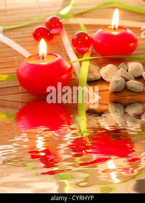Bougie spa et de l'eau reflet montrant concept zen Banque D'Images