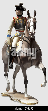 Un officier Seydlitz-Cuirassier,Allach Porcelain Factory UNE très rare version ancienne de la figure en porcelaine peinte en couleur avec la tête tournée vers la droite, un petit panache sur le chapeau, une courte file d'attente, et les deux buttes de pistolet pointant vers l'avant. Les fixations sur le cuirass, la garniture de base, le hile de pallash et le scabard sont toujours d'une couleur dorée élaborée, comme tous les morceaux d'avant-guerre, tandis que la production de guerre a été peinte avec une couleur jaune-ocre de remplacement. La signature, T. Kärner' le numéro de modèle '17' et le monogramme 'FNY' pour Franz Nagy enfoncé dans le fond. Fabrication,droits supplémentaires-Clearences-non disponible Banque D'Images