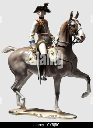 Un officier Seydlitz-Cuirassier,Allach Porcelain Factory UNE très rare version ancienne de la figure en porcelaine peinte en couleur avec la tête tournée vers la droite, un petit panache sur le chapeau, une courte file d'attente, et les deux buttes de pistolet pointant vers l'avant. Les fixations sur le cuirass, la garniture de base, le hile de pallash et le scabard sont toujours d'une couleur dorée élaborée, comme tous les morceaux d'avant-guerre, tandis que la production de guerre a été peinte avec une couleur jaune-ocre de remplacement. La signature, T. Kärner' le numéro de modèle '17' et le monogramme 'FNY' pour Franz Nagy enfoncé dans le fond. Fabrication,droits supplémentaires-Clearences-non disponible Banque D'Images