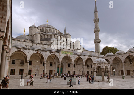 La cour intérieure de la Mosquée Bleue, Sultanahmet, Istanbul, Turquie Banque D'Images