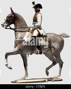 Un officier Seydlitz-Cuirassier,Allach Porcelain Factory UNE très rare version ancienne de la figure en porcelaine peinte en couleur avec la tête tournée vers la droite, un petit panache sur le chapeau, une courte file d'attente, et les deux buttes de pistolet pointant vers l'avant. Les fixations sur le cuirass, la garniture de base, le hile de pallash et le scabard sont toujours d'une couleur dorée élaborée, comme tous les morceaux d'avant-guerre, tandis que la production de guerre a été peinte avec une couleur jaune-ocre de remplacement. La signature, T. Kärner' le numéro de modèle '17' et le monogramme 'FNY' pour Franz Nagy enfoncé dans le fond. Fabrication,droits supplémentaires-Clearences-non disponible Banque D'Images