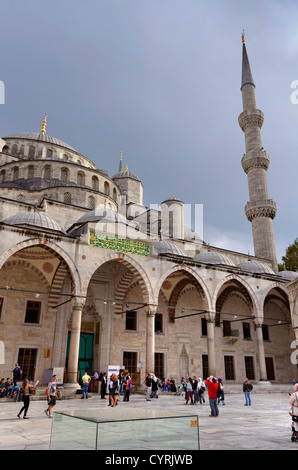 La cour intérieure de la Mosquée Bleue, Sultanahmet, Istanbul, Turquie Banque D'Images