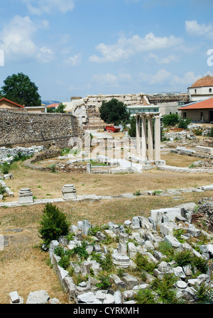 Ruines d'une colonnade avec des bâtiments en arrière-plan, Bibliothèque d'Hadrien, Athènes, Grèce Banque D'Images