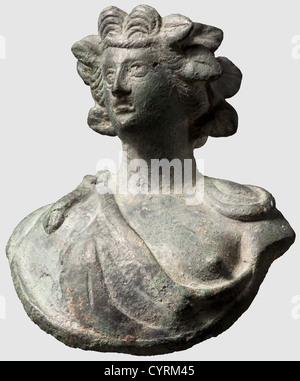 Buste romain de Dionysos, 1er/2e siècle A.D. Bronze avec patine verdâtre. Représentation du jeune dieu, une peau d'animal drapée sur son épaule, et une couronne de feuilles de vin sur sa tête. Hauteur 9.5 cm, historique, historique, monde antique, monde antique, temps antique, objet, objets, alambics, découpe, découpe, découpe, sculpture, sculptures, statuette, figurine, figurines, statuettes, beaux-arts, art, droits additionnels-Clearences-non disponible Banque D'Images