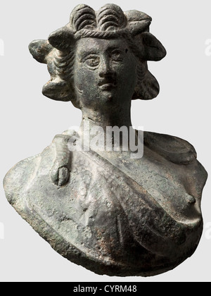 Buste romain de Dionysos, 1er/2e siècle A.D. Bronze avec patine verdâtre. Représentation du jeune dieu, une peau d'animal drapée sur son épaule, et une couronne de feuilles de vin sur sa tête. Hauteur 9.5 cm, historique, historique, monde antique, monde antique, temps antique, objet, objets, alambics, découpe, découpe, découpe, sculpture, sculptures, statuette, figurine, figurines, statuettes, beaux-arts, art, droits additionnels-Clearences-non disponible Banque D'Images