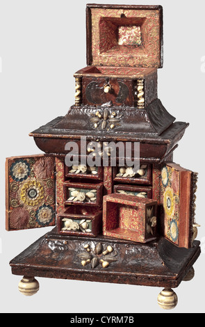 Une armoire miniature, Berchtesgaden, vers 1710, recouverte de bois tendre avec un décor élaboré de papier collé, de fleurs décoratives et de tissus avec des appliques d'os finement tournés. Base moulée large sur pieds à billes tournés en os, un pied un ancien remplacement.placard de cabinet avec portes battantes et six tiroirs intérieurs.dessus à niveaux avec un couvercle boulonné et articulé.intérieurs et Extérieur des tiroirs ainsi que l'intérieur du couvercle recouvert de papier décoratif de haute qualité. Le papier vernis rouge, bronze porte la signature du fabricant de papier d'Augsbourg, Johann Chris, droits supplémentaires-Clearences-non disponible Banque D'Images