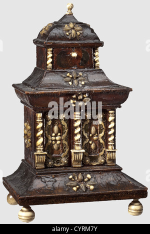 Une armoire miniature, Berchtesgaden, vers 1710, recouverte de bois tendre avec un décor élaboré de papier collé, de fleurs décoratives et de tissus avec des appliques d'os finement tournés. Base moulée large sur pieds à billes tournés en os, un pied un ancien remplacement.placard de cabinet avec portes battantes et six tiroirs intérieurs.dessus à niveaux avec un couvercle boulonné et articulé.intérieurs et Extérieur des tiroirs ainsi que l'intérieur du couvercle recouvert de papier décoratif de haute qualité. Le papier vernis rouge, bronze porte la signature du fabricant de papier d'Augsbourg, Johann Chris, droits supplémentaires-Clearences-non disponible Banque D'Images