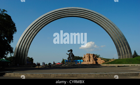 L'Ukraine. Kiev. Le passage de l'amitié. A été construit en 1982 par le sculpteur A. Skoblikov et architecte I. Ivanov. Banque D'Images