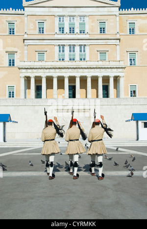 La garde royale à un monument, la Tombe du Soldat inconnu, la Place Syntagma, Athènes, Grèce Banque D'Images