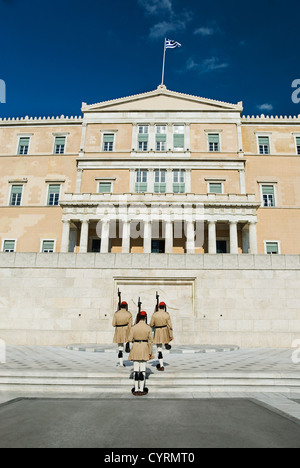 La garde royale à un monument, la Tombe du Soldat inconnu, la Place Syntagma, Athènes, Grèce Banque D'Images