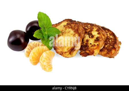 Trois golden fried toast, deux prunes, trois tranches de mandarine, menthe isolé sur fond blanc Banque D'Images