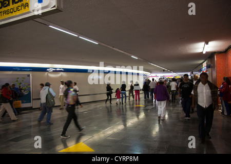 Les personnes sortant de Estacion Metro Pino Suarez à Mexico DF Banque D'Images