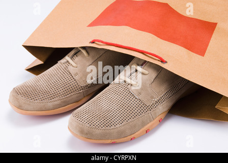 Close-up d'une paire de chaussures dans un sac shopping Banque D'Images