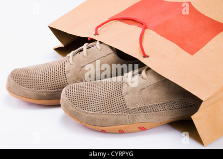 Close-up d'une paire de chaussures dans un sac shopping Banque D'Images